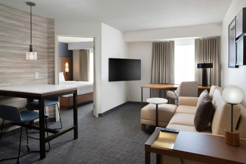 One-Bedroom King Suite with Sofa Bed and Adapted Tub - Mobility and Hearing Accessible interior